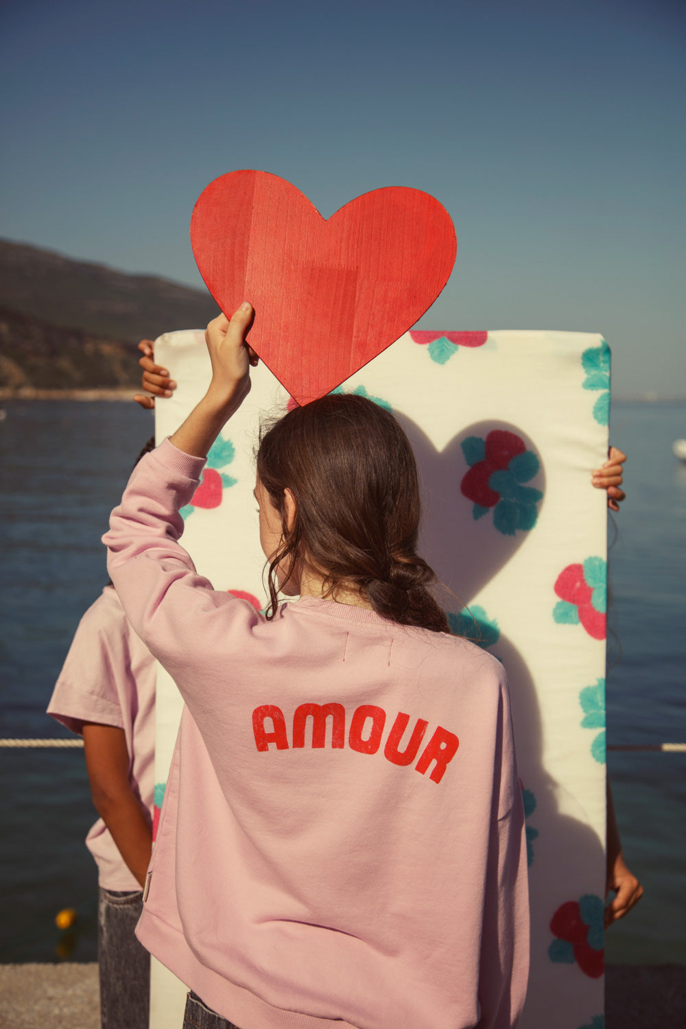 Sweatshirt – lilac w/ red heart print
