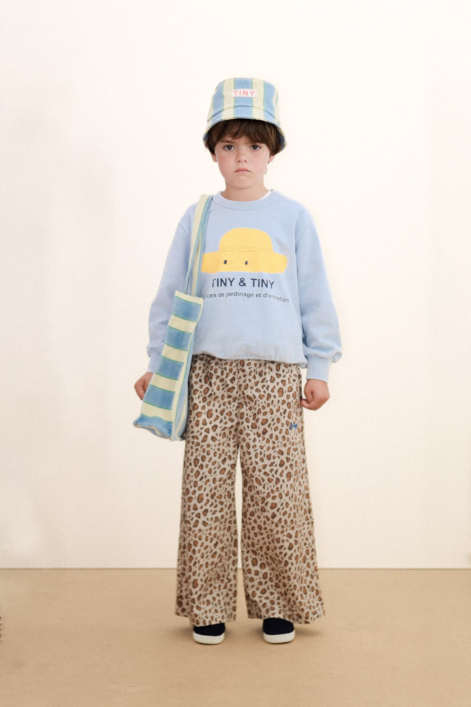 Tiny Hat Graphic Sweatshirt – washed blue
