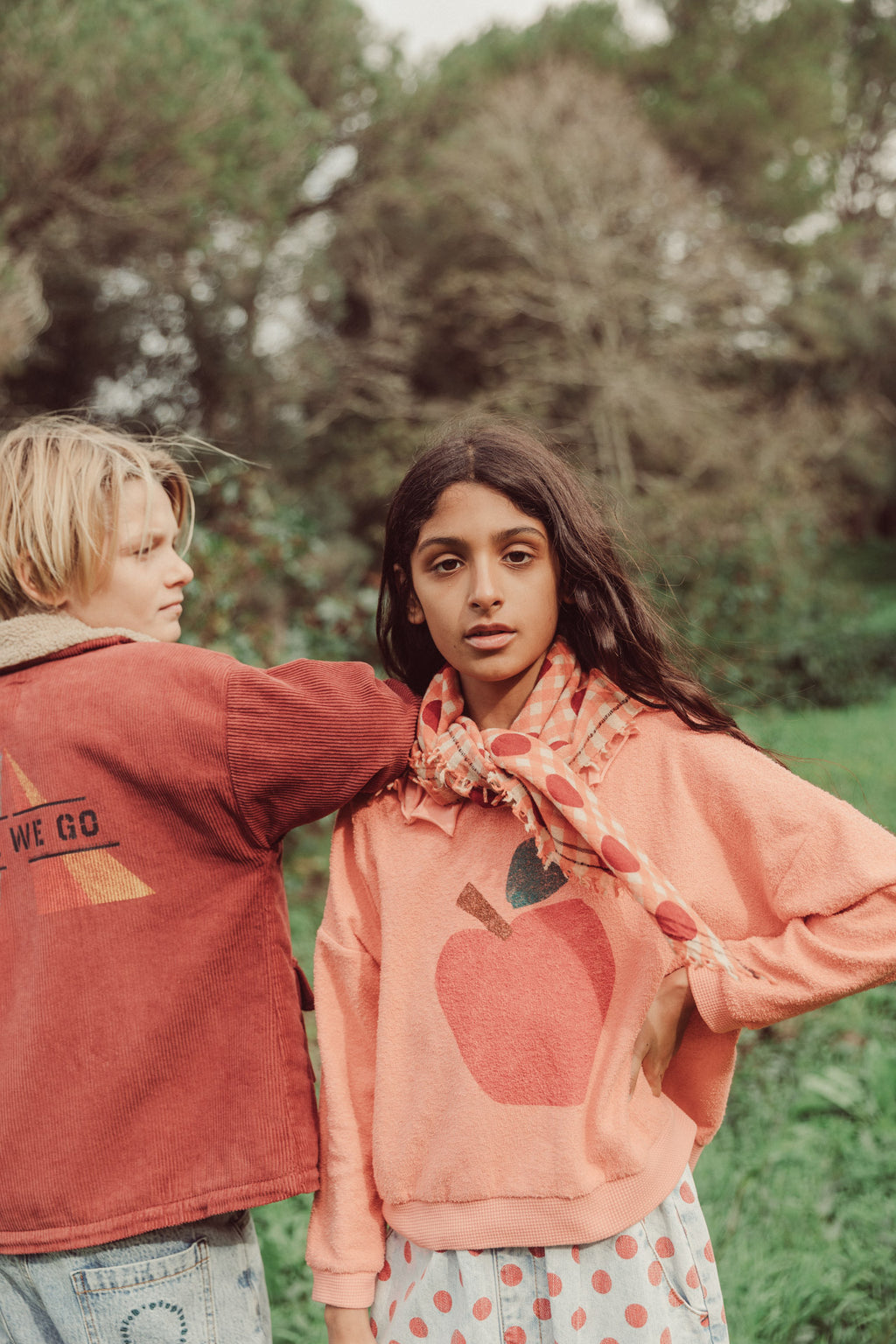 Sweatshirt w/ collar – pink w/ apple print
